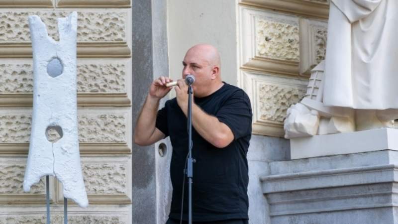 1.2.2026 Klepet ob razstavi o neandertalčevi piščali ter koncert Tinkare Kovač in Boštjana Gombača-dogodki-napovednik-prireditve